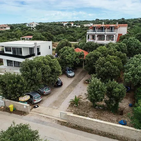 2 Bedroom Lovely In アパート