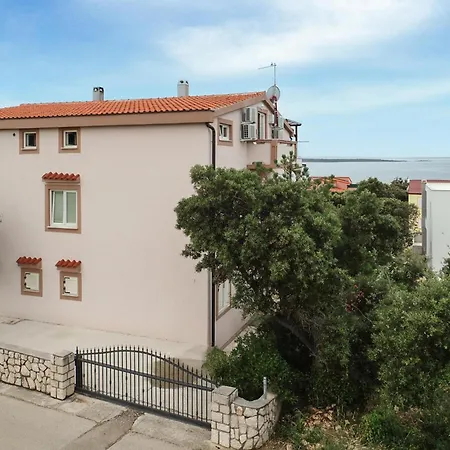 アパート 2 Bedroom Lovely In