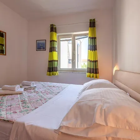 2 Bedroom Beautiful Apartment In Mandre Apartament *
