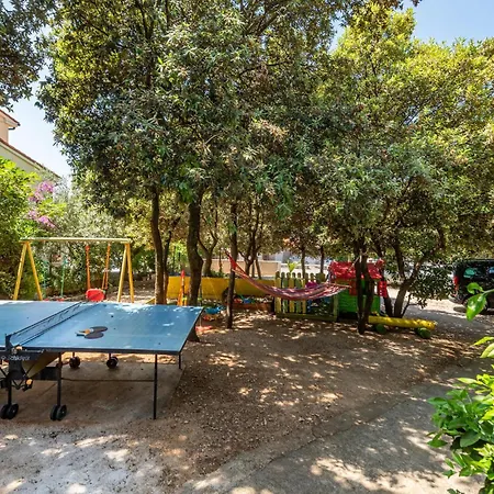 2 Bedroom Beautiful Apartment In Mandre Apartament