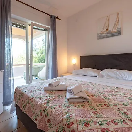 2 Bedroom Beautiful Apartment In Mandre *