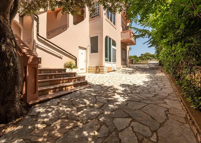 2 Bedroom Lovely In Apartman Mandre